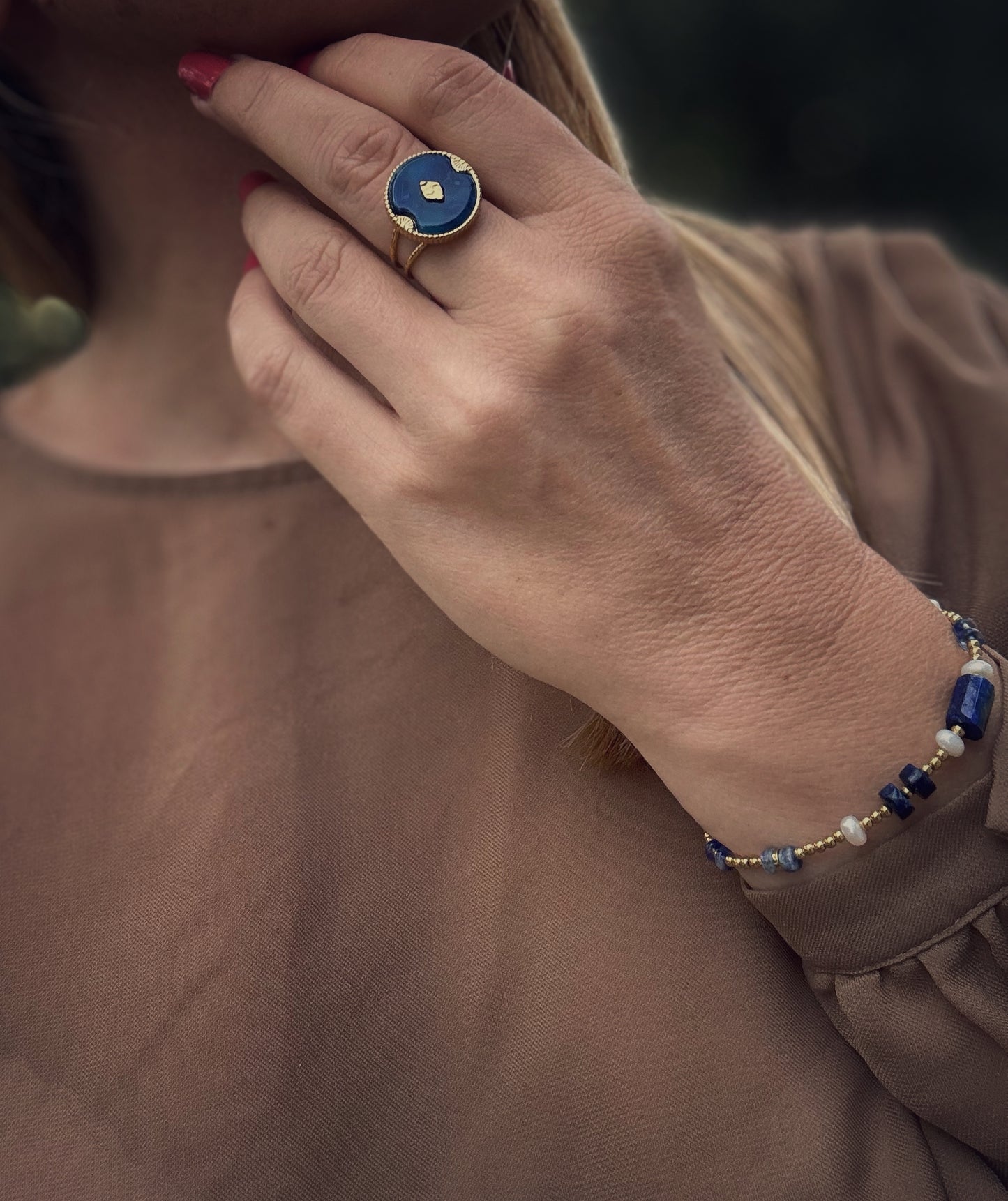 Bague Bobby - Bague Ajustable en Acier Inoxydable Doré avec Pierre Acétate Bleu Foncé