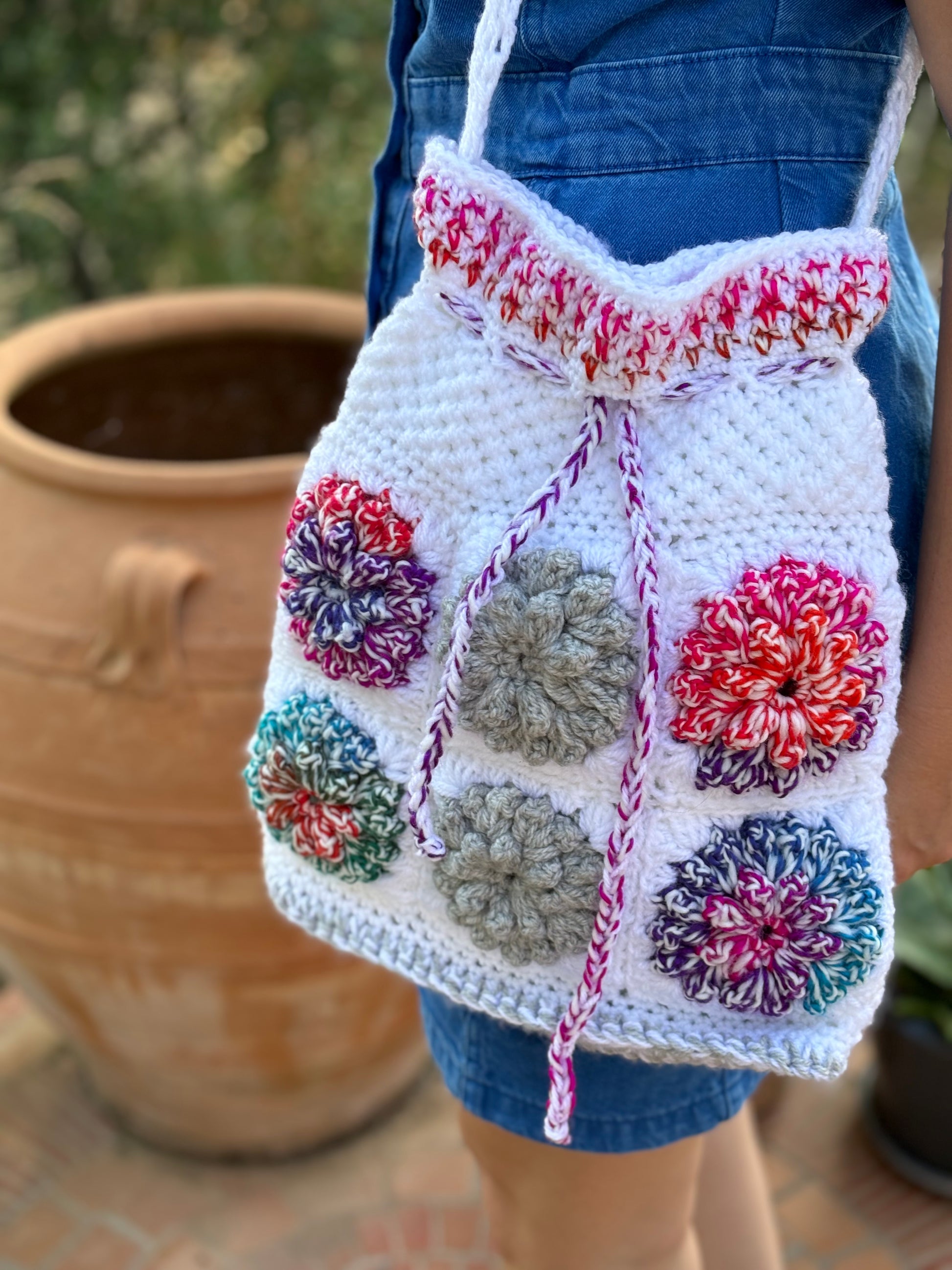 Sac Seau "Augustine"  en Crochet avec Fleurs Multicolores - Fait Main | Collection Les Crochets de Daphné