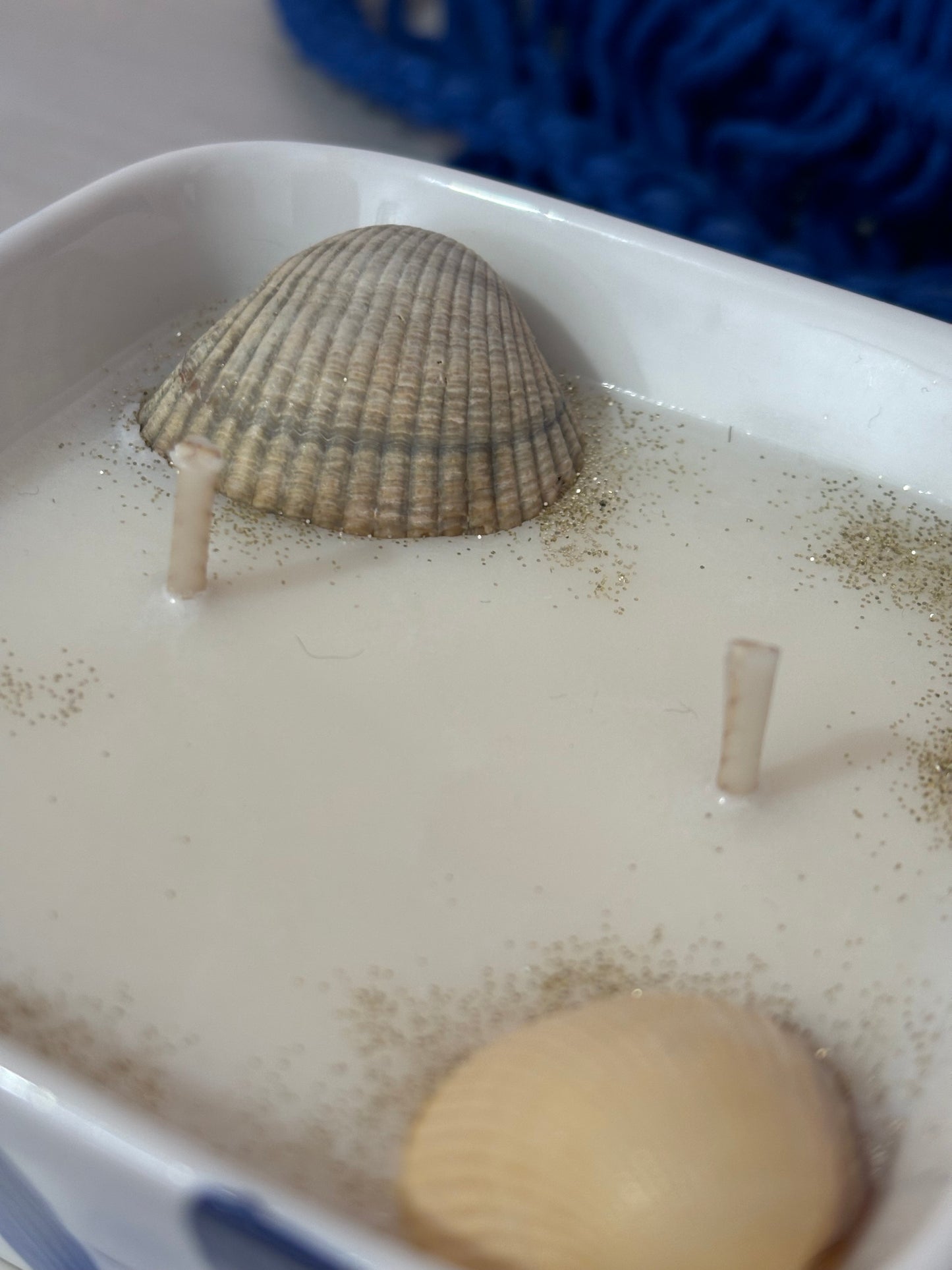 Bougie Parfumée Coulée à la Main dans Contenant Rayé avec Véritables Coquillages - Senteur Vanille des Îles