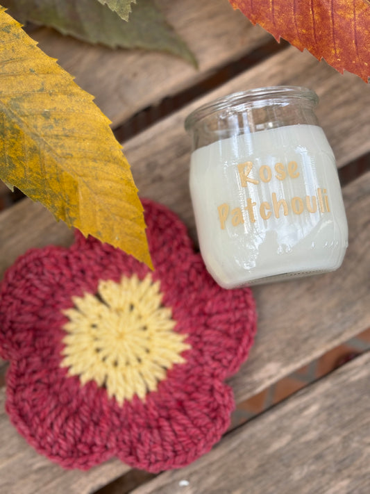 Bougie parfumée Upcyclée recouverte d'une fleur en Crochet Transformable en Sous-Verre