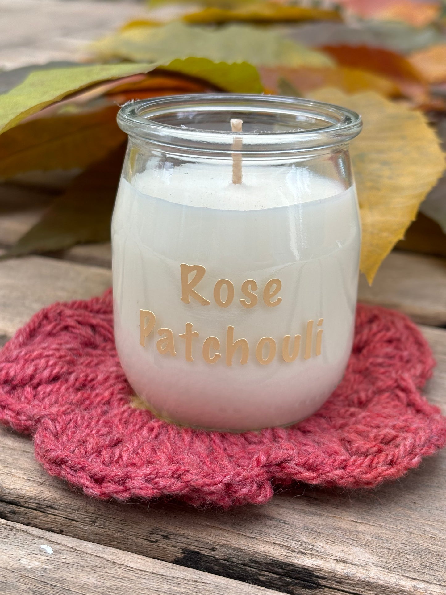 🌸 Bougie parfumée Upcyclée recouverte d'une fleur en Crochet Transformable en Sous-Verre